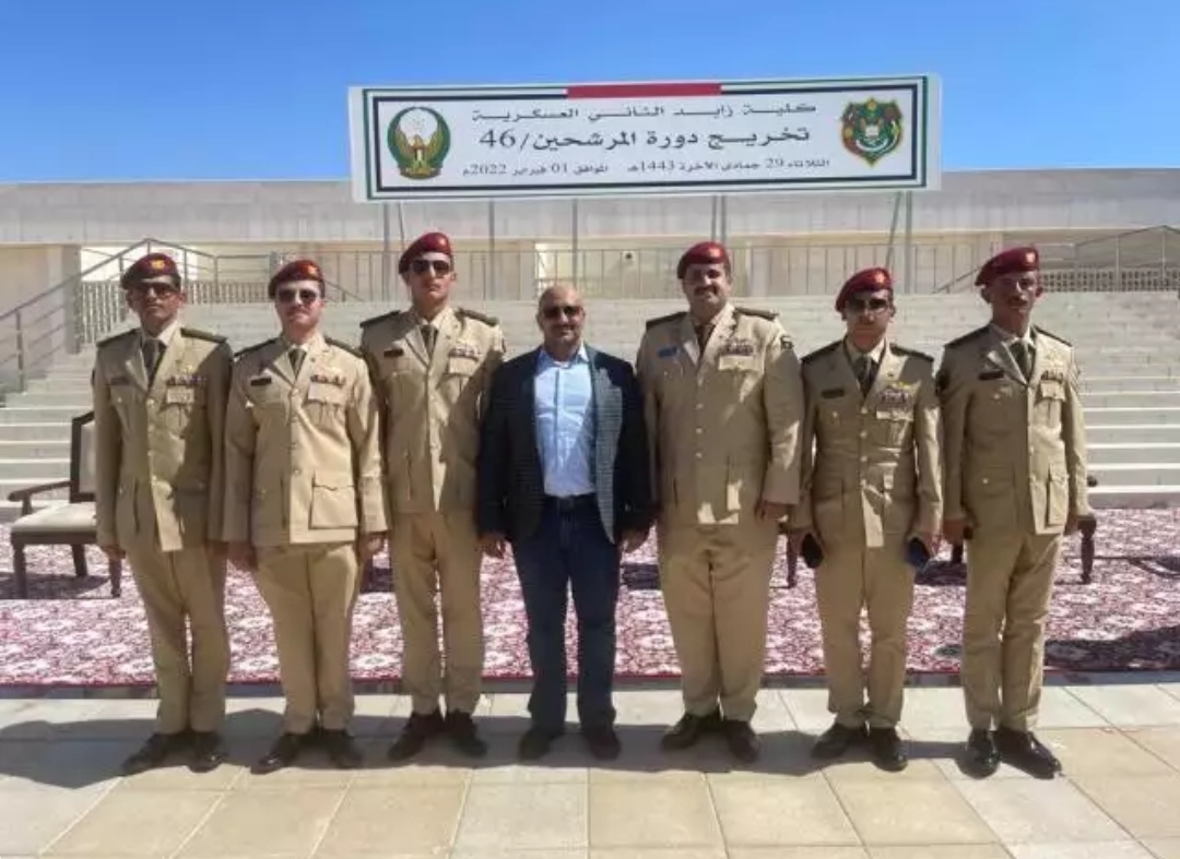 قائد المقاومة الوطنية العميد طارق صالح يظهر برفقة نجله في الإمارات( صورة)