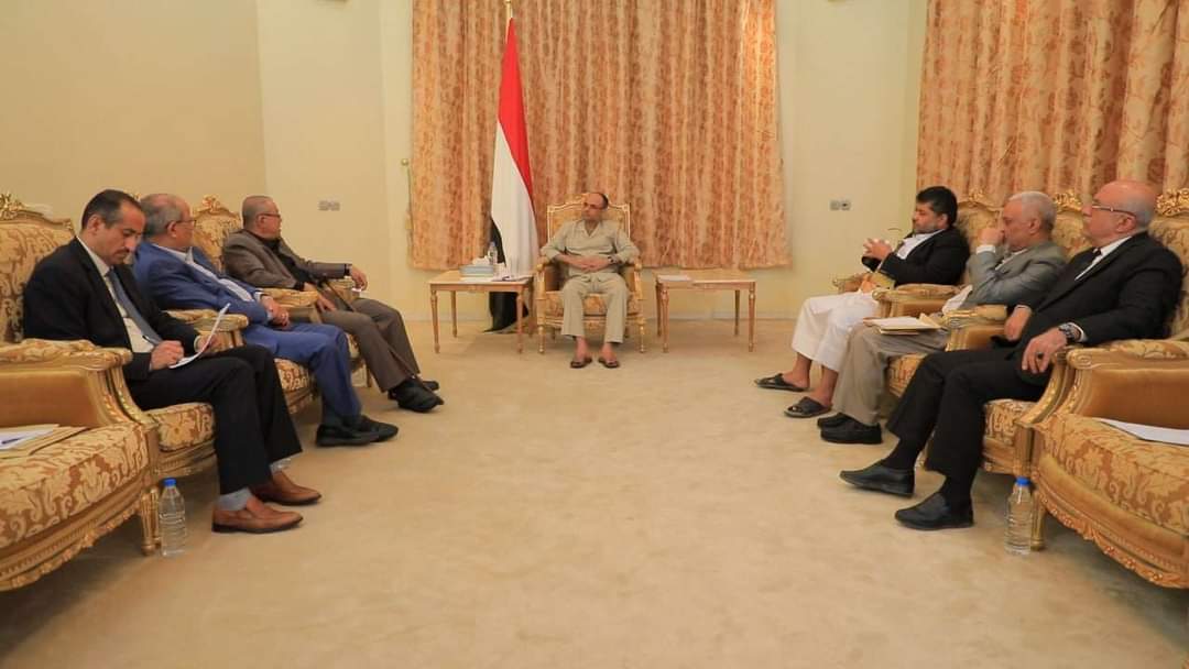 الحوثيون يعلنون موقفهم الرسمي من إعادة توحيد البنك المركزي اليمني