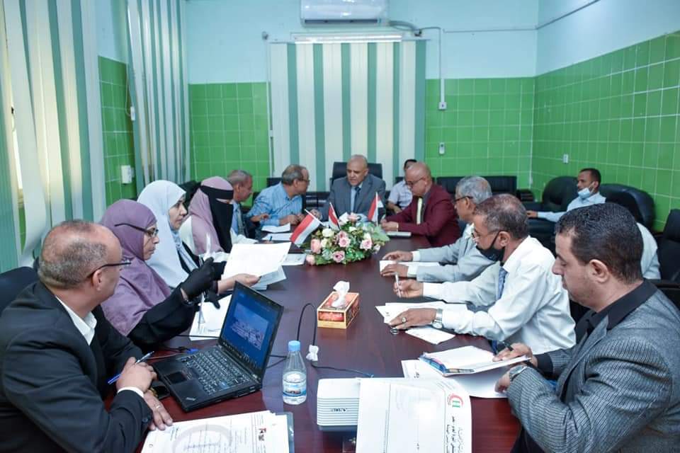 محافظ تعز يشيد بعملية التأهيل و الخدمات الطبية في هيئة مستشفى الثورة 