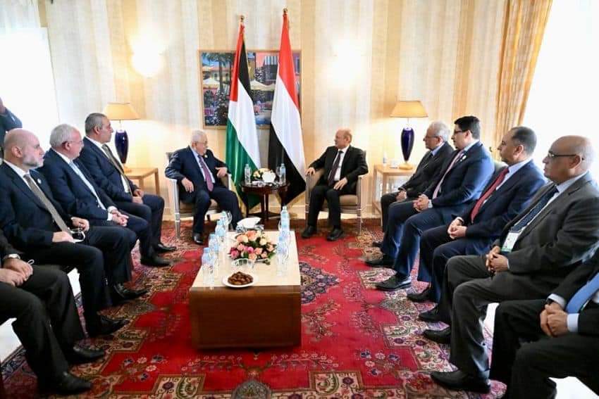 رئيس مجلس القيادة الرئاسي يستقبل الرئيس الفلسطيني للبحث في المستجدات الوطنية والإقليمية