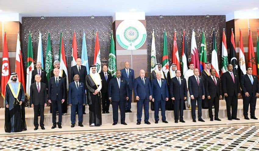 رئيس مجلس القيادة الرئاسي يشارك في الجلسة الافتتاحية لأعمال القمة العربية