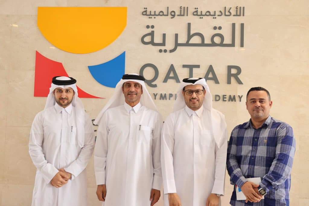 البوعينين يناقش تدريب الصحفيين مع مدير الأكاديمية الأولمبية القطرية