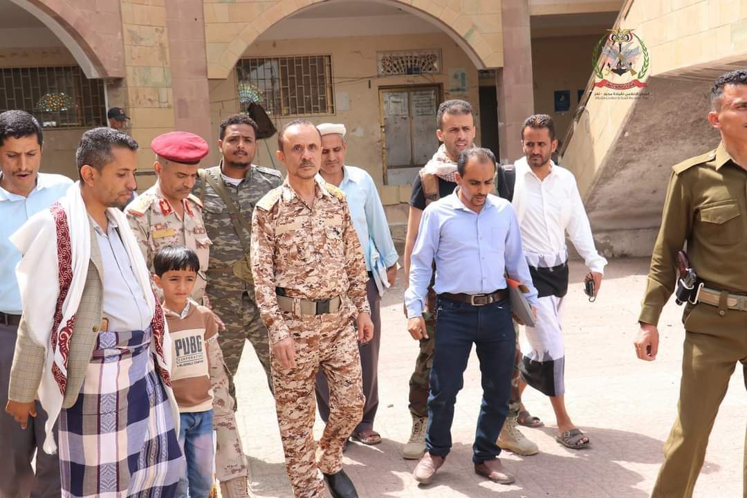 برئاسة مستشار محور تعز اللجنة العسكرية تواصل تسليم المؤسسات والمنازل 
