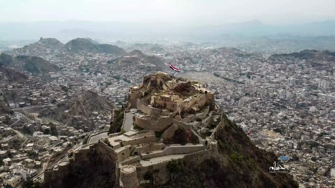 الأجهزه الأمنية بتعز تعلن ضبط متهم بقتل أحد التجار في نجد قُسيم.