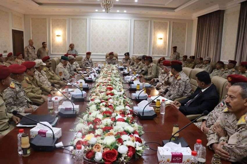 وزير الدفاع يعقد اجتماعا موسعا بكبار قادة القوات المسلحة ورؤساء الهيئات