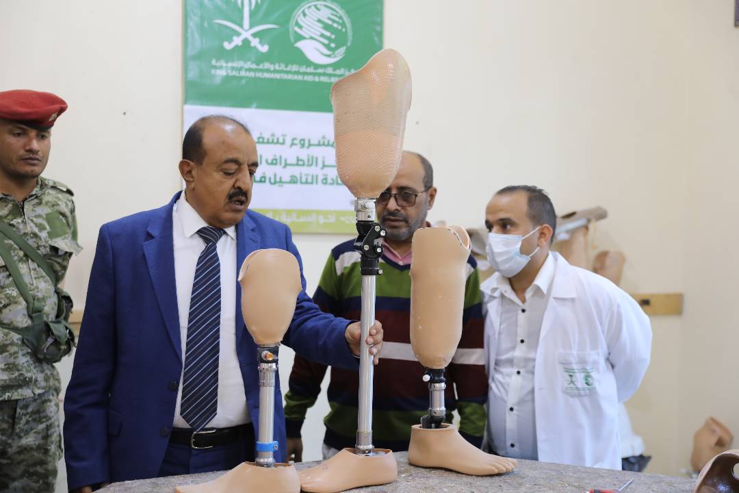 وكيل محافظة تعز للشؤون المالية يزور مركز الأطراف الصناعية 