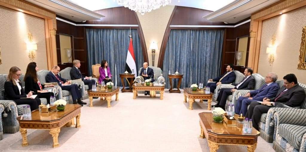 رئيس مجلس القيادة الرئاسي يستقبل المبعوث الخاص للأمم المتحدة