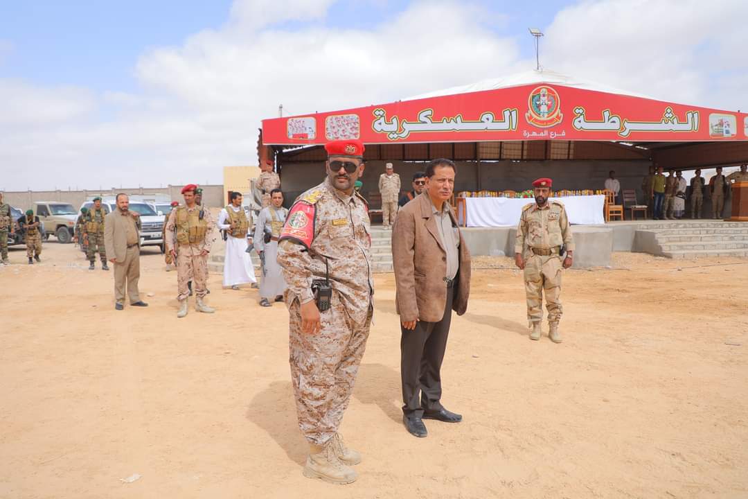 محافظ المهرة يزور معسكري الشرطة العسكرية ومحور الغيضة ويشيد بالنجاحات الأمنية والعسكرية المحققة 