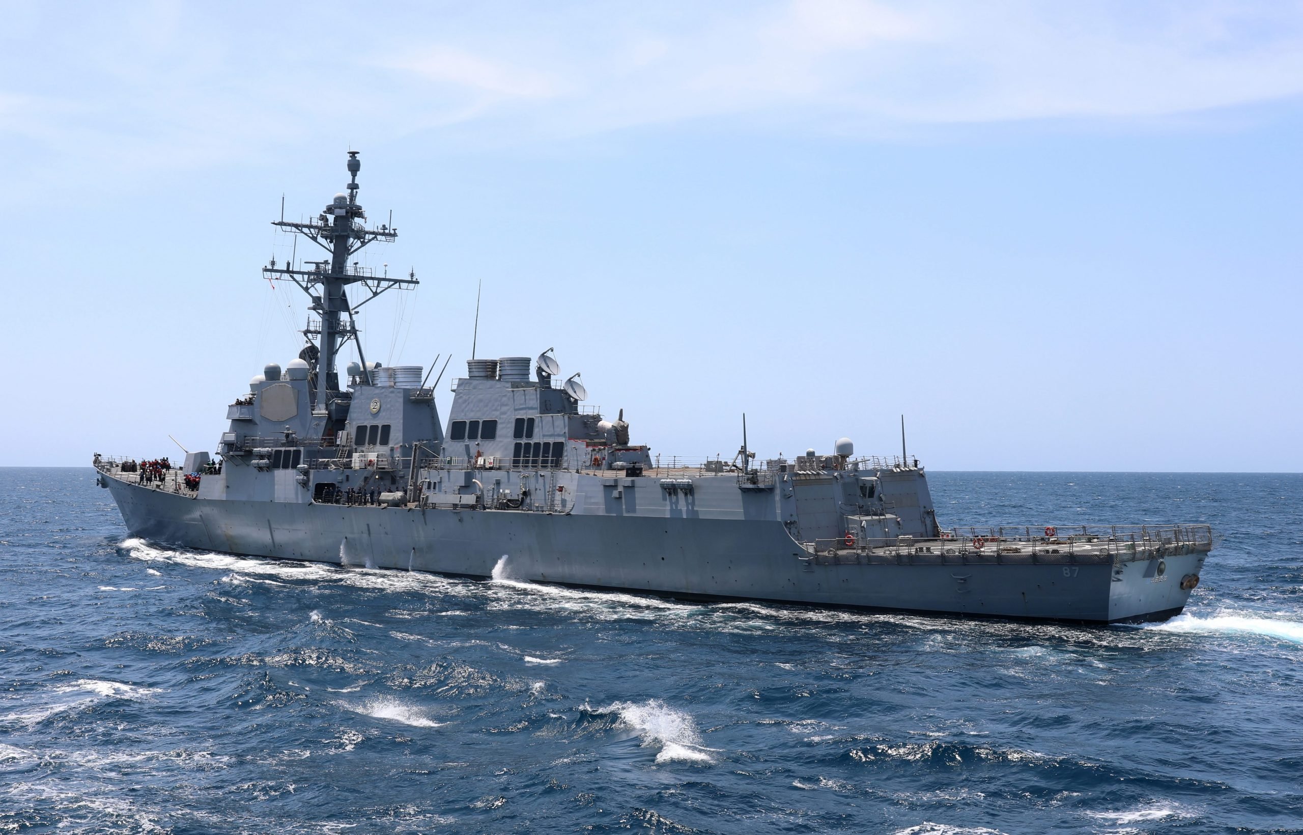 المدمرة الأميريكية تعلن أسقاط مسيرات جديدة بعد استهداف سفن بالبحر الأحمر