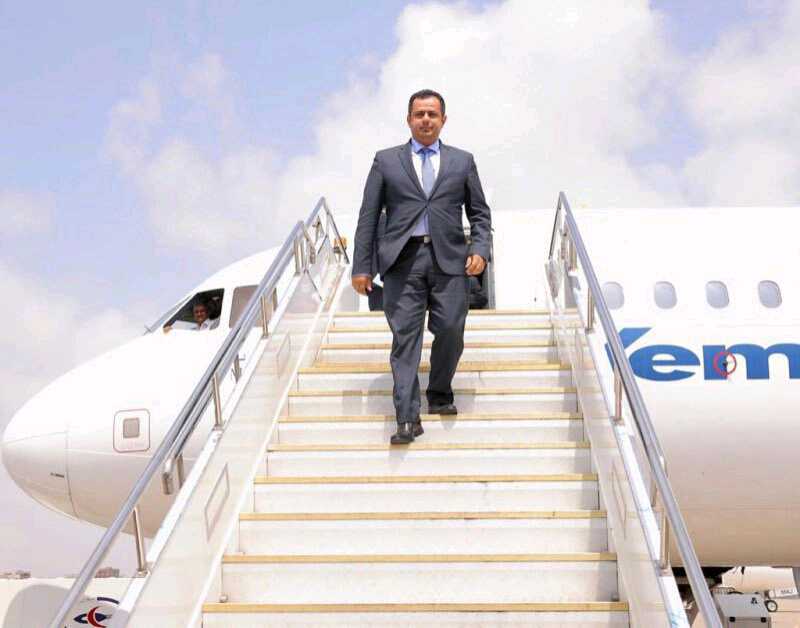 رئيس الحكومة يغادر العاصمة عدن تجاه هذه الدولة وعلى متن هذا الطيران