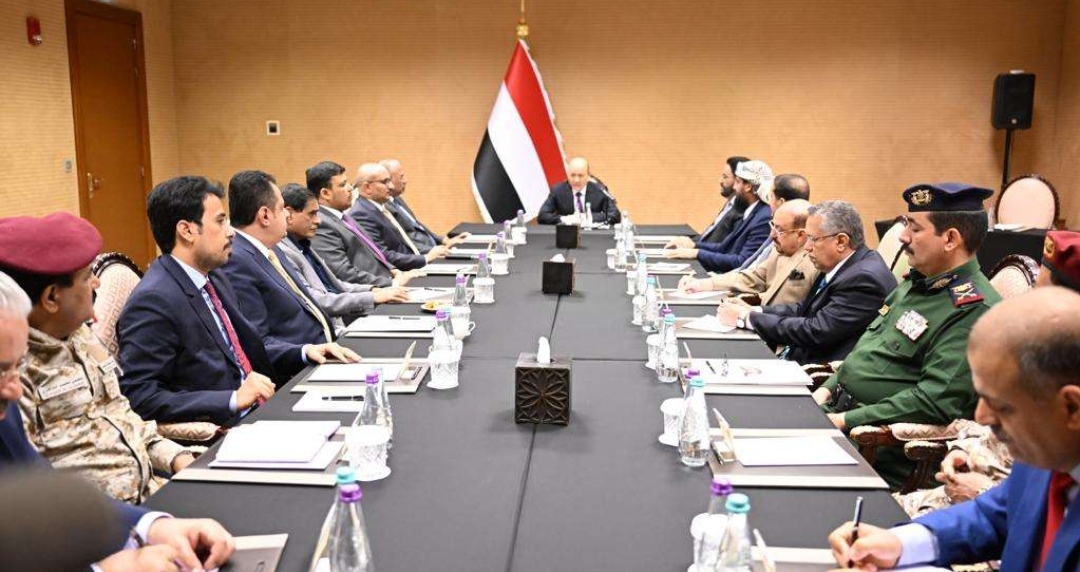مجلس القيادة الرئاسي يؤكد في اجتماع مشترك مع قيادات الدولة التزام المكونات الوطنية بهدف انهاء الانقلاب