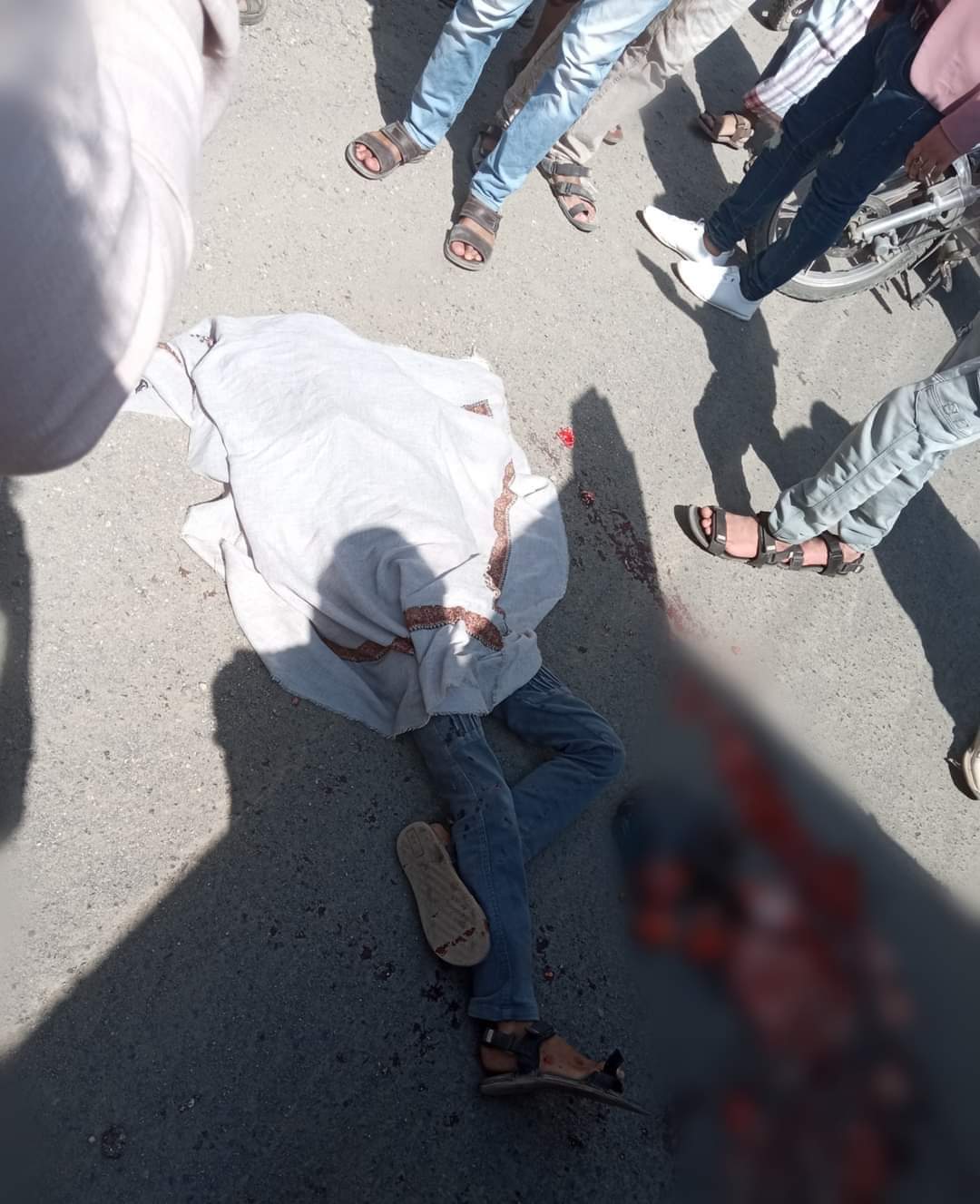وفاة طفل دهسا بمحافظة تعز(صور)