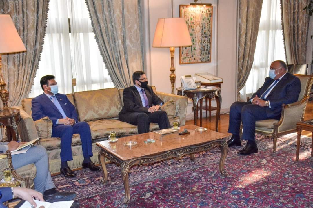 وزير الخارجية يبحث مع نظيره المصري العلاقات الثنائية وتفعيل اللجان المشتركة بين البلدين