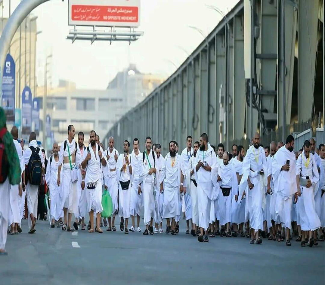 حجاج بيت الله في مشعر منى لقضاء يوم التروية 