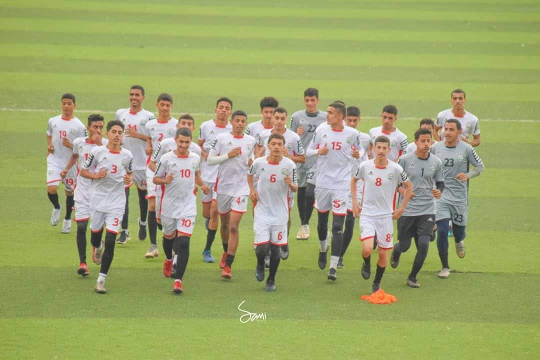 منتخب الناشئين يواصل التدريب على ملعب الشهداء بتعز