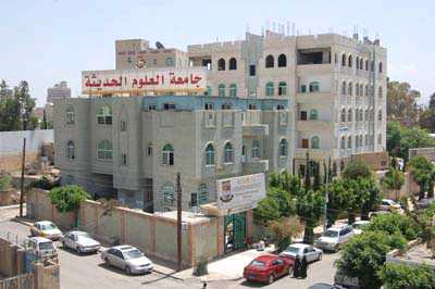 جامعة العلوم الحديثة تمنح الطالب سامي عبداللهعامل المطعم منحة مجانية