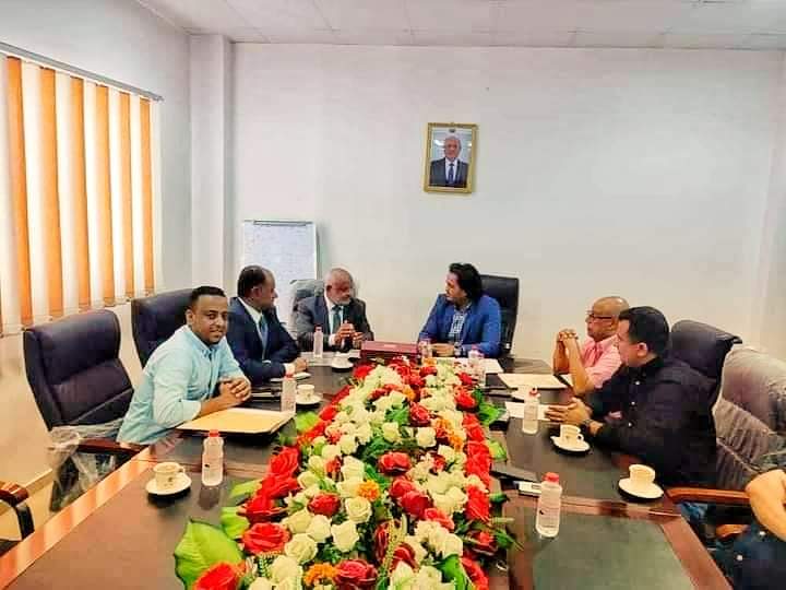 وزير الكهرباء يناقش مع محافظ الحديدة إعادة التيار الكهربائي لمدينتي الخوخة وحيس 