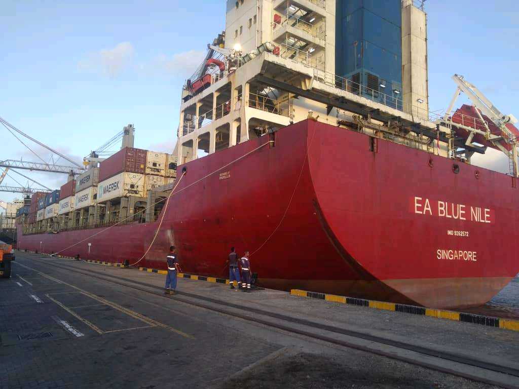 دخول سفينة الحاويات EA Blue Nile ميناء عدن فور وصولها