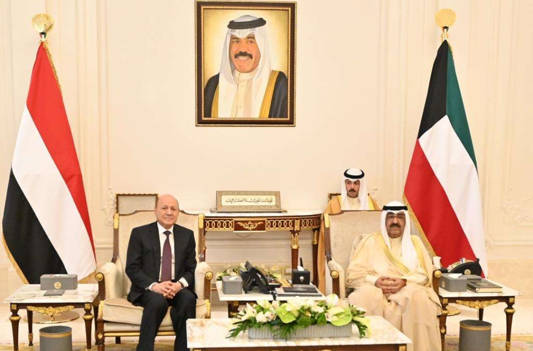 ولي العهد الكويتي يستقبل رئيس مجلس القيادة الرئاسي اليمني ويؤكد على هذا الأمر