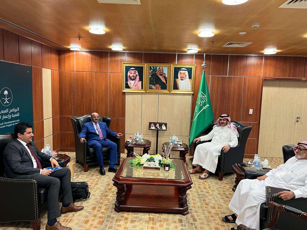 محافظ البنك المركزي اليمني يلتقي السفير السعودي محمد آل جابر 