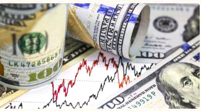 الدولار يتراجع متأثراً بتحذيرات مجلس الاحتياطي الأمريكي
