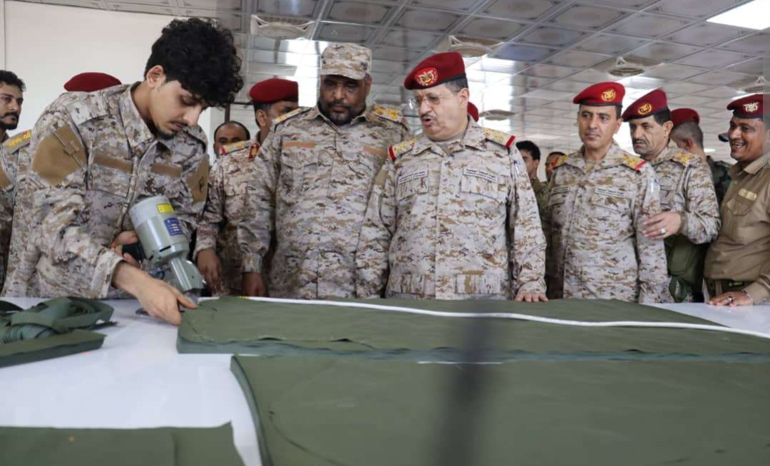 وزير الدفاع يتفقد سير العمل في دائرة الإمداد والقاعدة الإدارية العسكرية بعدن