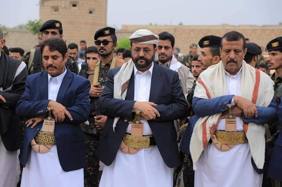 نائب رئيس مجلس القيادة العرادة يؤدي صلاة العيد مع جموع المواطنين