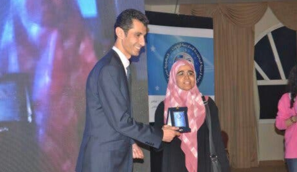 من وسط المعاناة والحرب.. مخترعة يمنية شابة تبتكر روبوتا ذكيا يساعد في الحد من انتشار فيروس كورونا