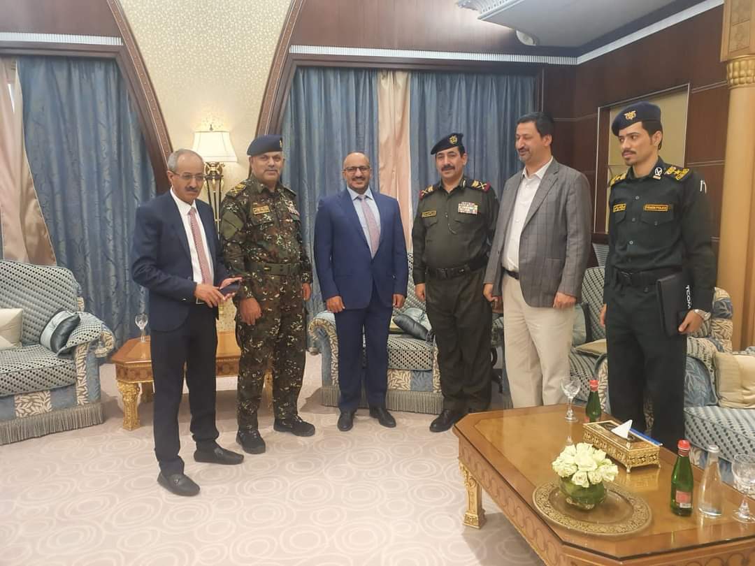 نائب رئيس مجلس القيادة الرئاسي العميد الركن طارق صالح يناقش مع وزير الداخلية الاوضاع الامنية
