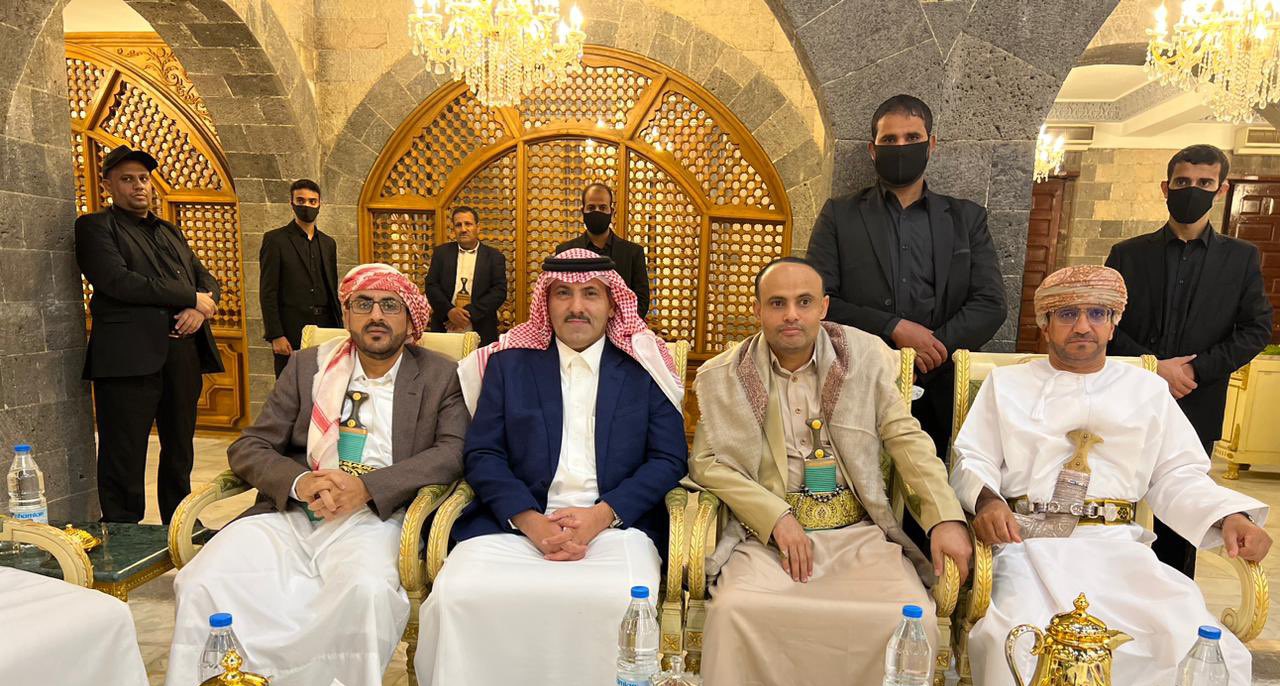 مصدر سياسي يكشف تطورات مشاورات وفدي «مسقط والرياض» مع جماعة الحوثي بصنعاء