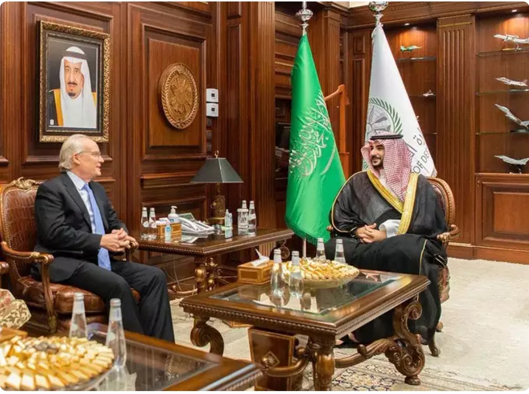 نائب وزير الدفاع السعودي يؤكد التزام التحالف بدعم الشعب اليمني والحكومة الشرعية