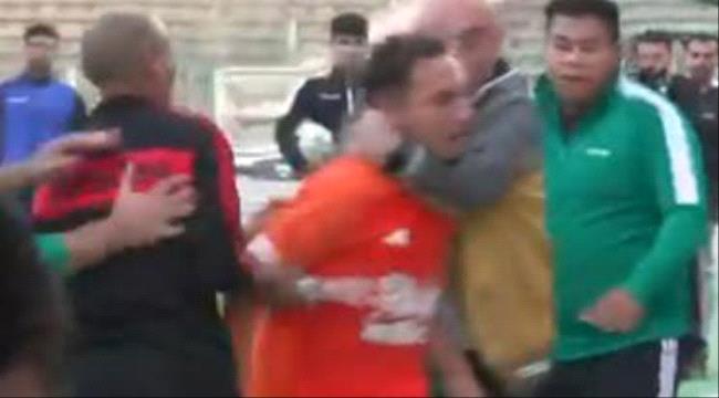 مشهد صادم ..لاعب مصري يرفض استبداله ويضرب مدربه خلال المباراة