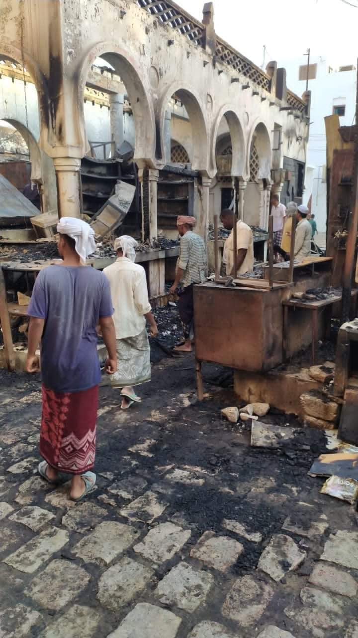 حريق هائل يلتهم محلات تجارية في سوق شعبي بتريم 