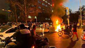 إيران تشتعل في مظاهرات ليلية .. والعملة تبدأ في الإنهيار تحت ضغط الاحتجاجات