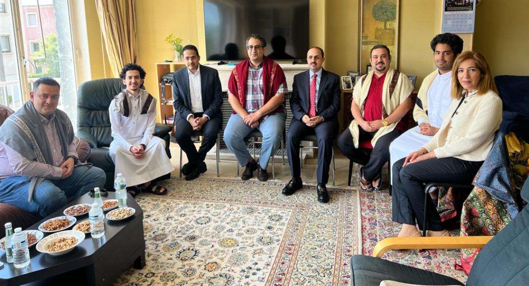 الوزير الإرياني يزور عائلات يمنية من البهائيين الذين هجرتهم مليشيا الحوثي ويجدد ادانة الحكومة لهذه الجريمة