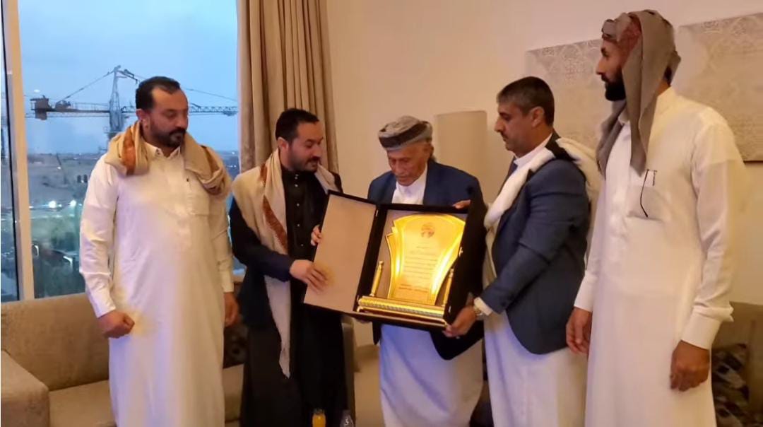 قائد اللواء الثالث عاصفة يكرم الشيخ عبدالواحد الدعام 