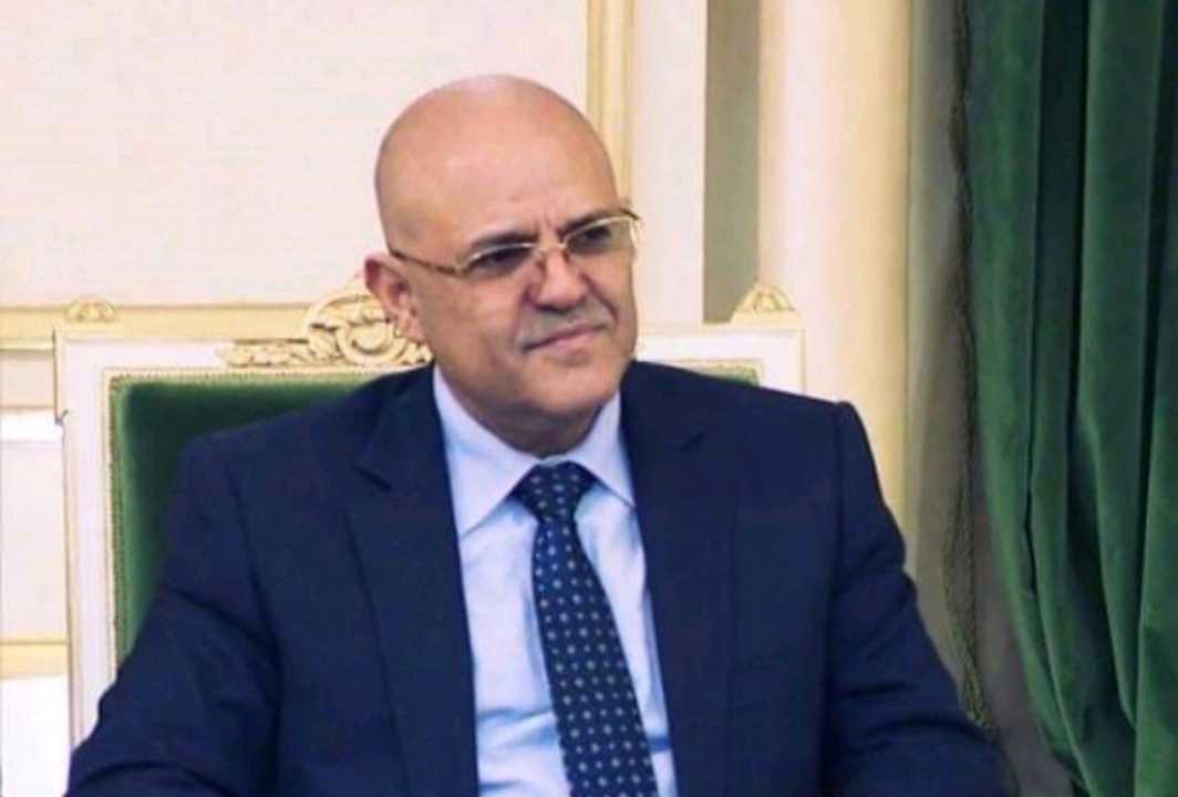 محافظ تعز : يدين استهداف مليشيات الحوثي الإيرانية  ميناء المخأ 