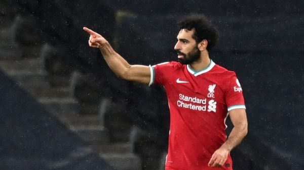 إطلاق دعوة لمنح محمد صلاح الكرة الذهبية .. بعد حملات دعم بنزيما