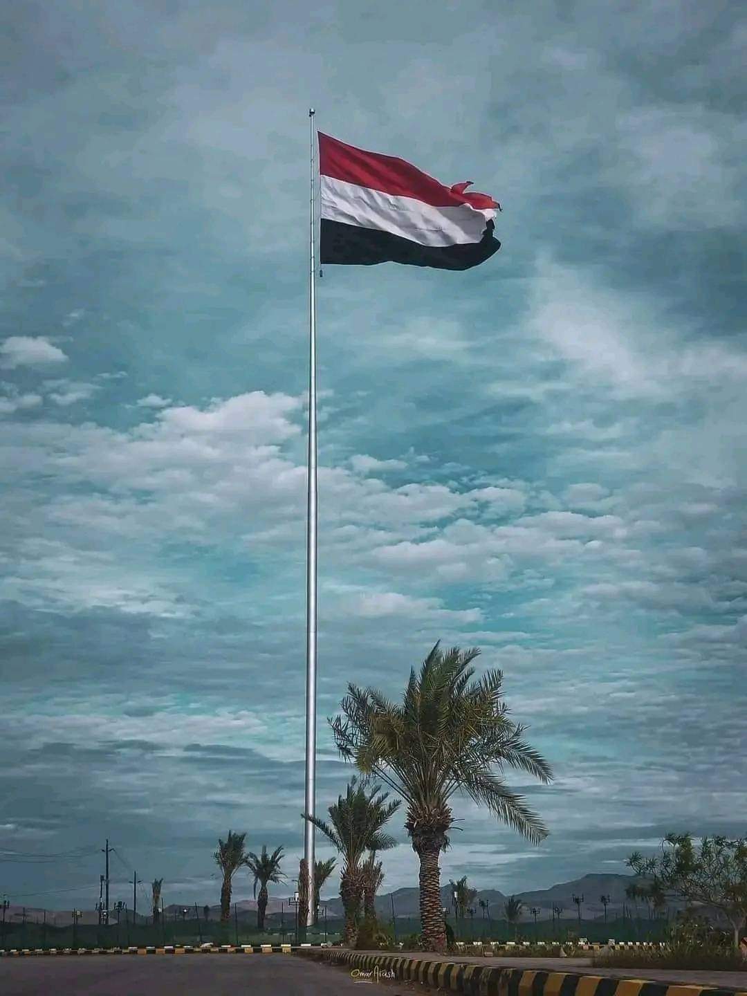 صفحات اليمنيين تتزين بالعلم الوطني