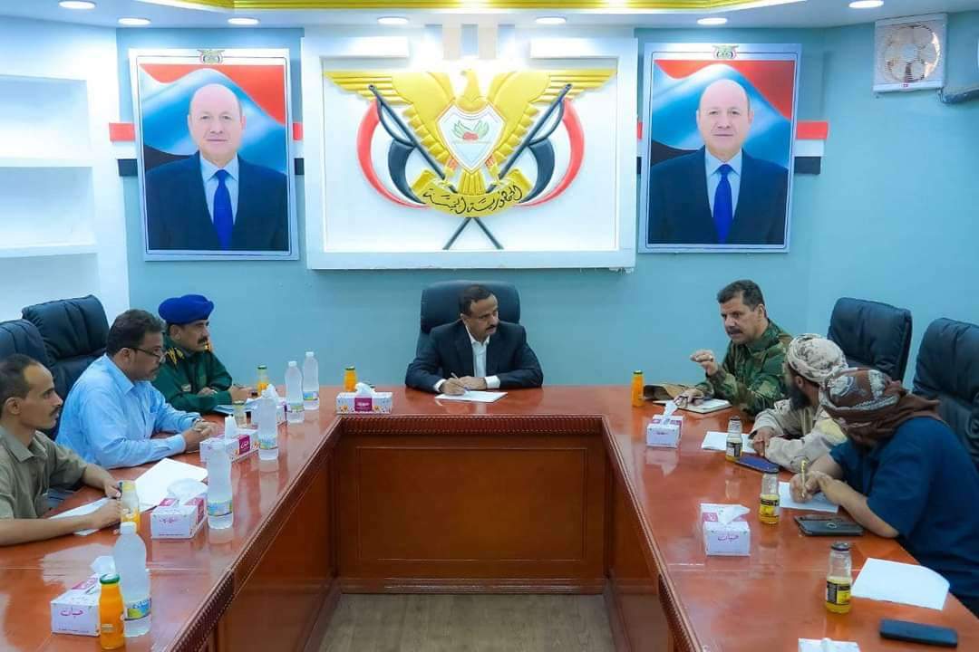 بعد ايام من تحرير عتق .. محافظ شبوة يترأس اجتماع موسع معَ القيادات العسكرية والأمنية بشأن هذا الأمر الهام