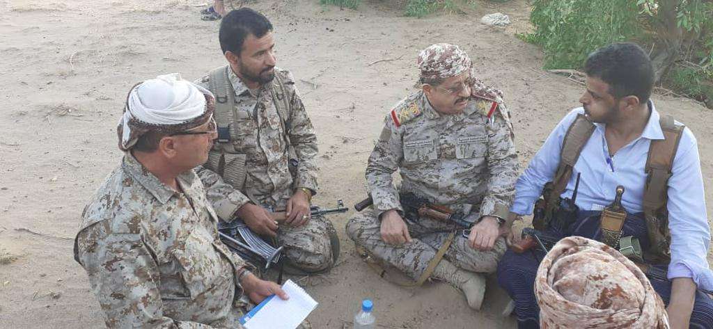وزير الدفاع يتفقد الجيش والمقاومة في جبهات مراد بمأرب