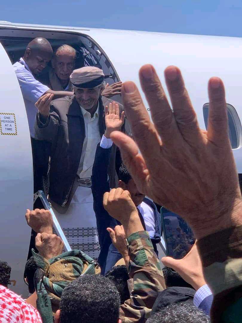 وصول دفعة من الأسرى المفرج عنهم إلى مطار عدن على رأسهم وزير الدفاع الأسبق وشقيق هادي