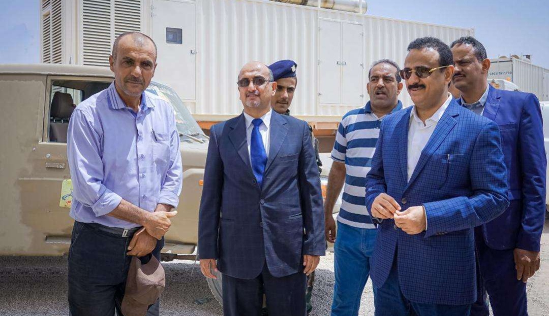 المحافظ بن الوزير يتفقد وصول المولدات الكهربائية الاسعافية ويطلع على التهيئة الأرضية في محطة عتق المركزية