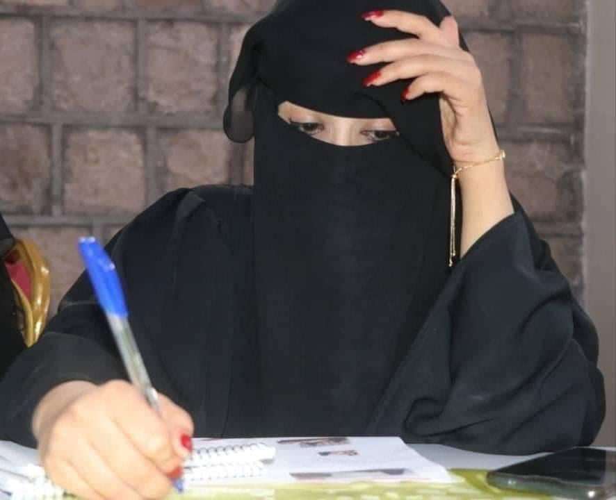 مأرب..قوة عسكرية بالمحافظة تقتحم منزل الناشطة أمة الله الحمادي وتعتقلها