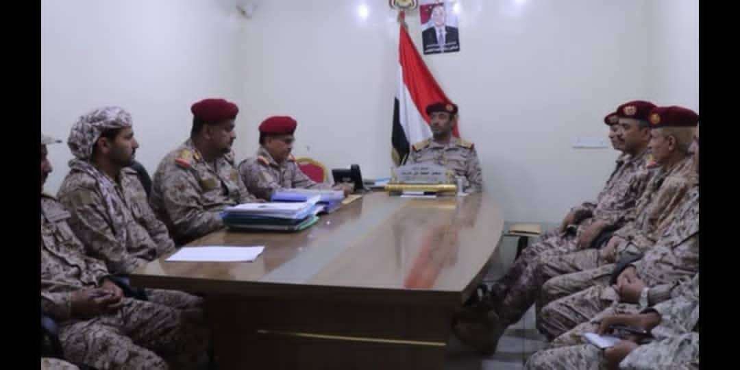 الفريق بن عزيز يلتقي اللجنة الوزارية العسكرية