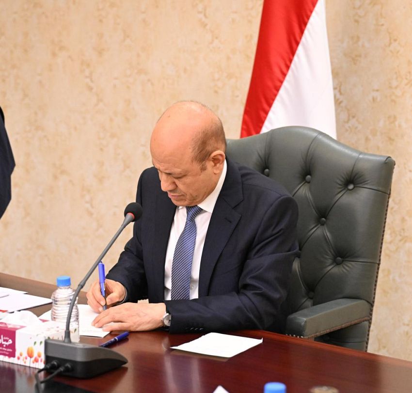 رئيس الجمهورية يوقع قرارات بترقية وتسوية اوضاع أكثر من 52 الفا من الموظفين المبعدين عن وظائفهم في هذه المحافظات