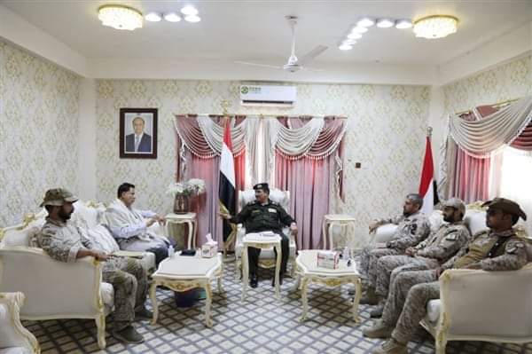 وزير الداخلية يلتقي قائد قوات التحالف العربي بمحافظة المهرة