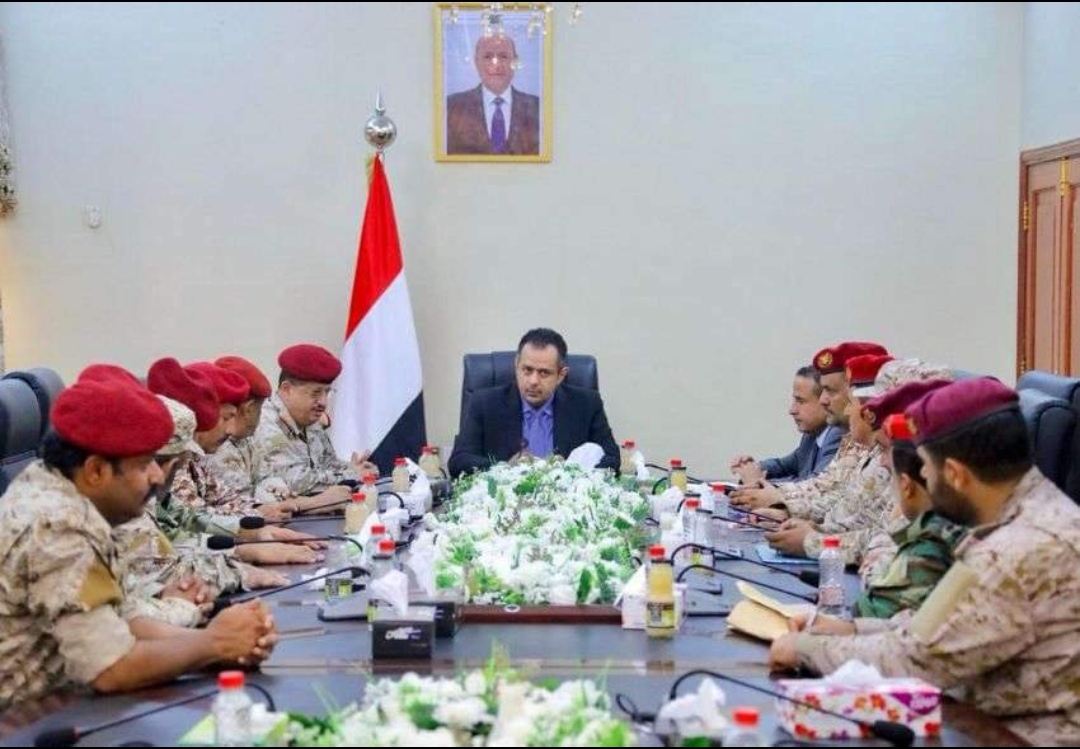 رئيس الوزراء يرأس اجتماعاً لقيادة المنطقة العسكرية الرابعة