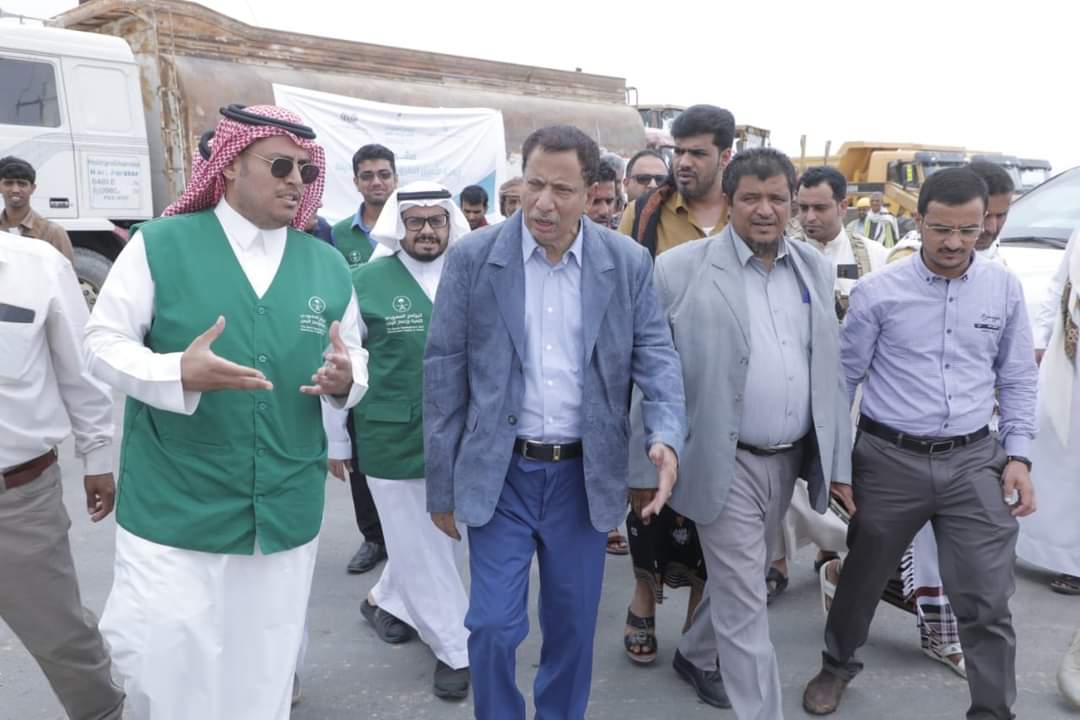 محافظ المهرة يتفقد سير العمل في مشروع تأهيل الطرق الداخلية بمدينة الغيضة بتمويل من البرنامج السعودي وتنفيذ مؤسسة مقبل مبارك وإخوانه 