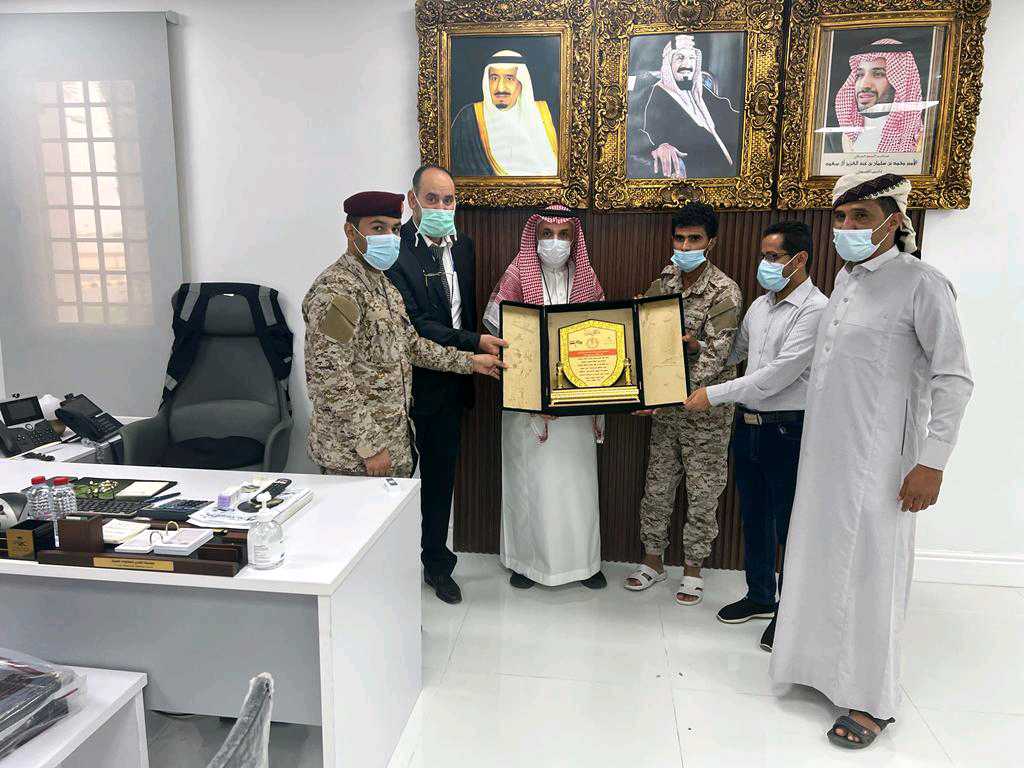 صعدة..قائد اللواء الثالث عاصفة يكرم مدير وطاقم مستشفى أبو عريش 